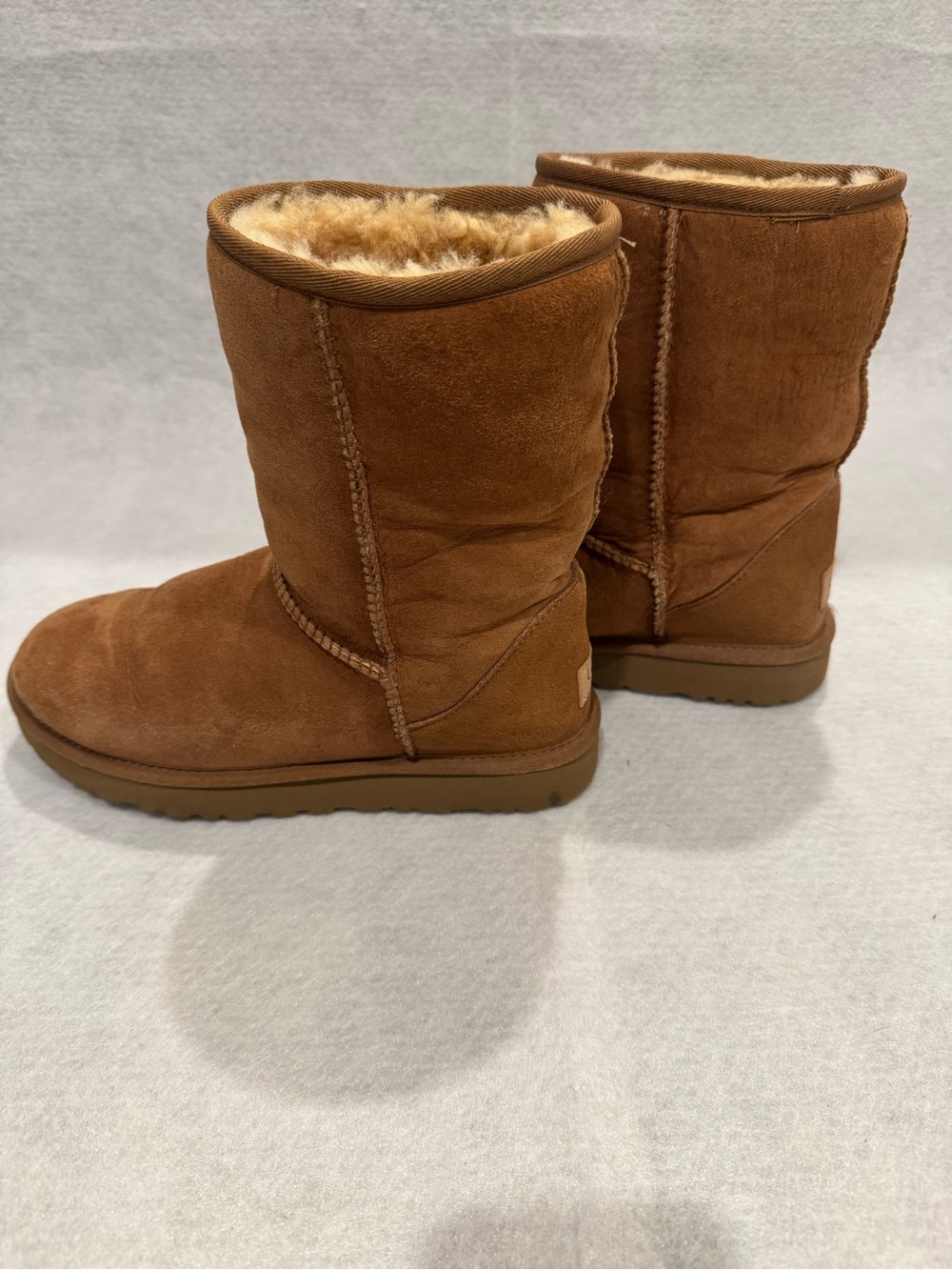Women’s size 8 UGGS classic short boot II in chestnut